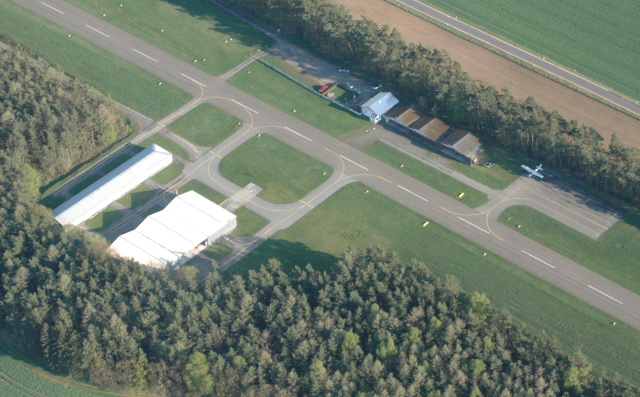 Luftaufnahme der Hallen am Flugplatz Regensburg-Oberhub