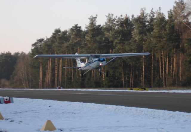 D-EGLG kurz nach dem Start auf Piste 10 des Flugplatzes Regensburg-Oberhub