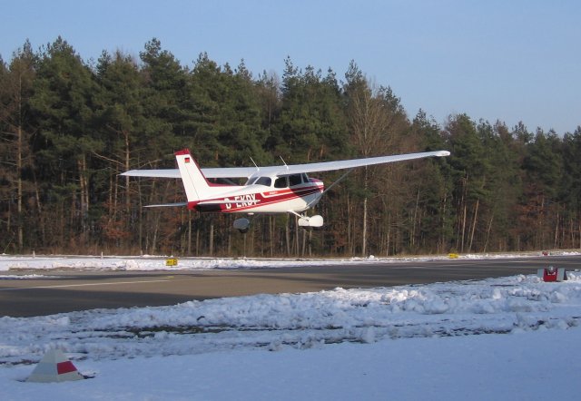 D-EKDY kurz nach dem Start auf Piste 10 des Flugplatzes Regensburg-Oberhub