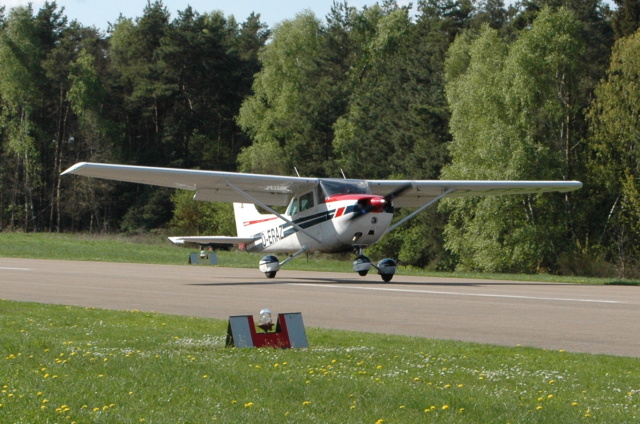 D-ERAZ bei der Landung am Flugplatz Regensburg-Oberhub