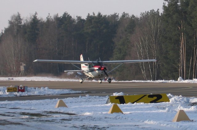 D-ERAZ kurz nach der Landung auf der Piste 10